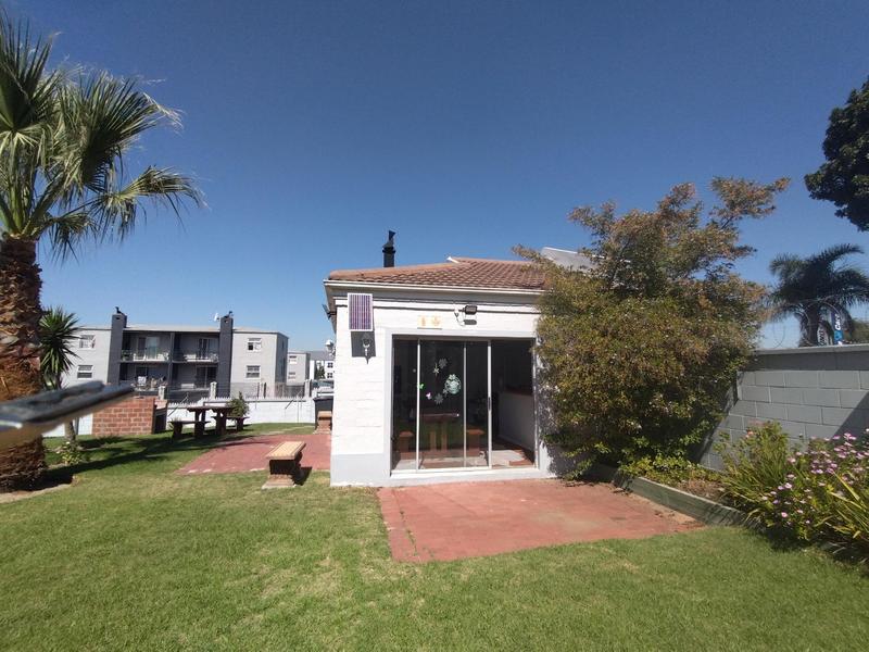 2 Bedroom Property for Sale in Vredekloof East Western Cape